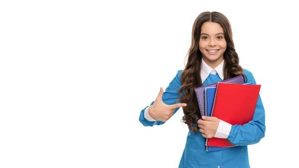 Wajah gembira gadis remaja mengarahkan pada buku kerja sekolah Terisolasi pada putih, pendidikan. — Stok Foto