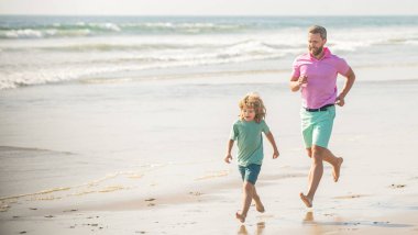Baba ve çocuk yaz günü. Baba ve çocuk dışarıda eğleniyorlar. çocukluk