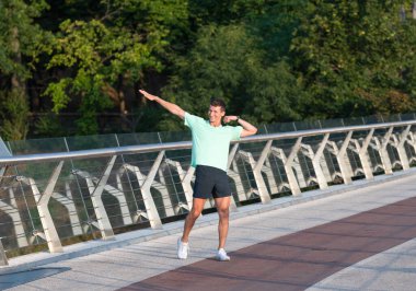 Vücut geliştirici gibi poz veren mutlu bir sporcu. spor ve sağlık