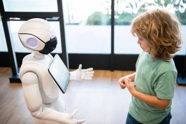 konsantre çocuk robot yapay zekası ile etkileşim, iletişim