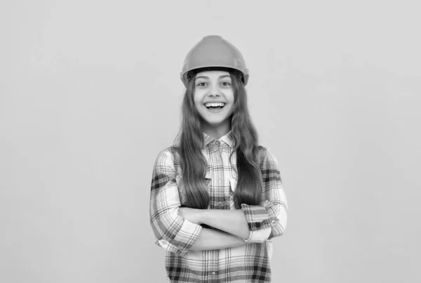 Belo sorriso. construção e conceito de construção. feliz criança trabalhador desgaste hardhat. — Fotografia de Stock