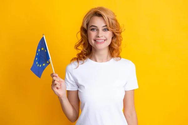 Λευκή φοιτήτρια με μικρή σημαία με έμβλημα της Ευρωπαϊκής Ένωσης. Σχέδιο ευρωπαϊκών σημαιών. — Φωτογραφία Αρχείου