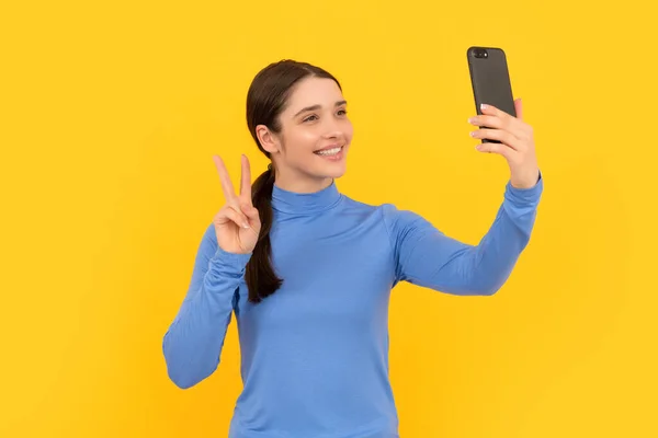 Videoanruf online. vlog mit Mobiltelefon. Frieden. Geschäftsfrau macht Selfie. — Stockfoto