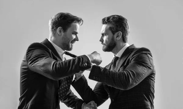 Розбіжності колег-чоловіків суперечать і борються агресивно і сердито під час конфлікту, контррозвідка . — стокове фото