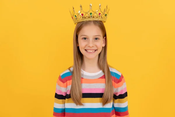黄底王冠上快乐的少女 — 图库照片