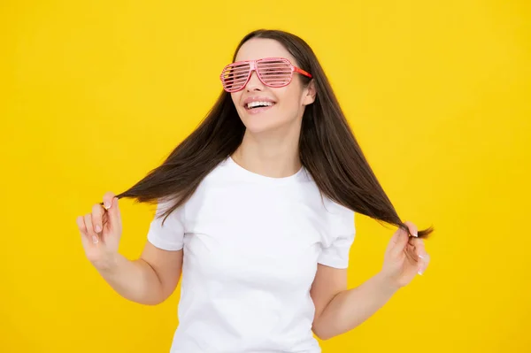 Retrato de uma garota engraçada vestindo óculos de festa legais. — Fotografia de Stock