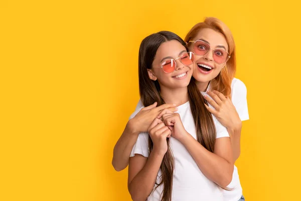 Expresar emociones positivas. amistad. niño y mamá. encantadora madre e hija en gafas de sol. —  Fotos de Stock