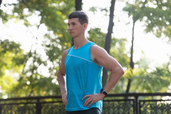 근육 운동 선수가 허리에 손을 얹고 스 포오 츠 를 한다 — 스톡 사진
