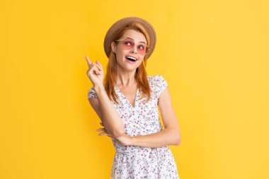 Sarı arka planda hasır şapkalı ve güneş gözlüklü mutlu kadın fikrinden esinlendim.