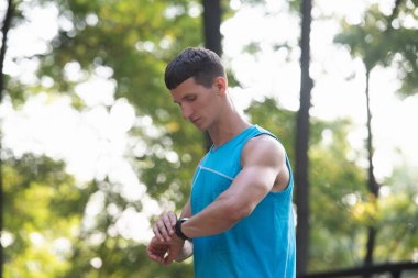 Adam çalıştırıcı aktif giyimde İzleyiciyi kontrol etme süresi