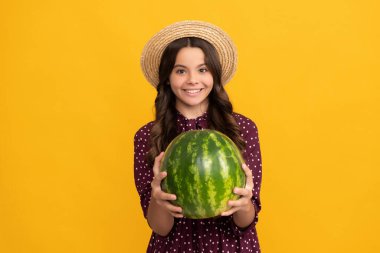 Mutlu genç kız taze karpuz meyvesi tutuyor yaz hasır şapkası, beslenme