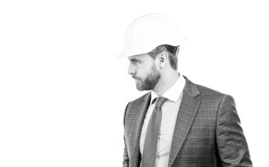 Ciddi ve güvenilir bir mühendis. İnşaat mühendisi beyazı izole etti. Şapkalı ve takım elbiseli bir iş adamı