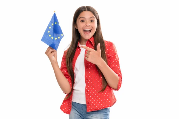Ευτυχισμένη έφηβη που δείχνει με το δάχτυλο τη σημαία της Ευρωπαϊκής Ένωσης. Πρόεδρος. - Ερώτηση αριθ. τουριστική θεώρηση. — Φωτογραφία Αρχείου
