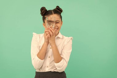 Susuz kalma. Çocuk elinde bir bardak maden suyu tutuyor. Çocuk susamış..