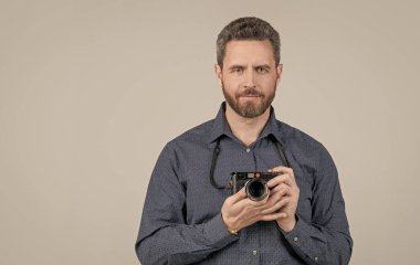 Sakallı adam fotoğraf makinesini tut. Fotoğraf ekipmanları. Fotoğraf stüdyosu, kopyalama alanı