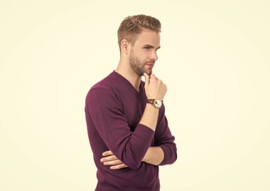 Berber dükkanı geri döndü. Yakışıklı adam tıraşsız çeneye dokunuyor. Berber dükkanı. Erkekler tımar ediliyor. Berber dükkanı.