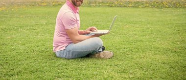 Sosyal ağ ve web günlüğü. Modern iş dünyası bilgisayar iletişimi. Kırpılmış adam e- posta kontrolü