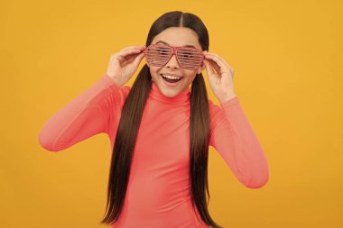 sarı arka planda gözlüklü, büyüleyici parti gözlüklü çocuk, eğlenceli