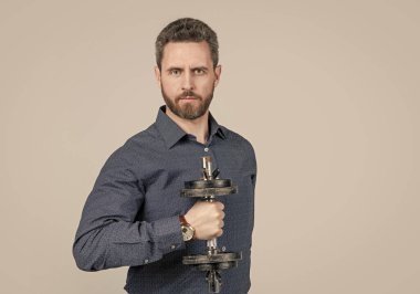 Koltuk değnekleri, fotokopi alanı, iş ve spor eğitimi almış başarılı, olgun bir adam..