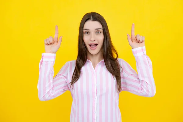 La mujer apunta al espacio de copia, mostrando el espacio de copia apuntando. Promo, chica que muestra el gesto de contenido de la publicidad, apuntando con la mano recomiendan el producto. Fondo amarillo aislado. Pensamiento positivo. —  Fotos de Stock