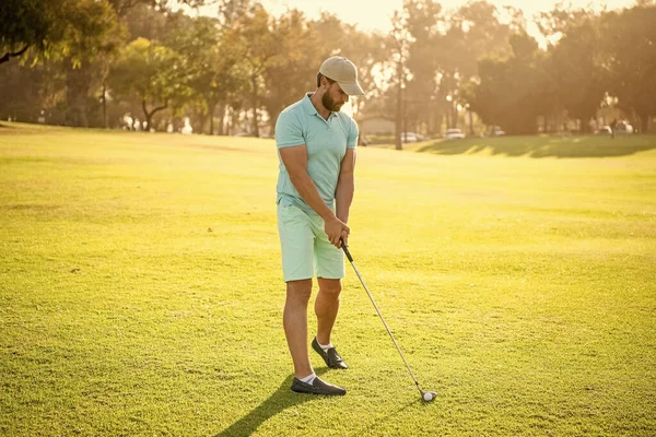 Handsome man playing golf game on green grass, recreation — 스톡 사진