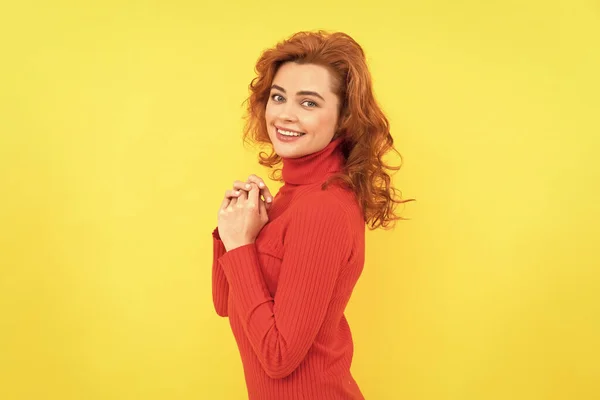 Sarı arka planda gülümseyen kıvırcık saçlı, mutlu kızıl saçlı kadın. — Stok fotoğraf