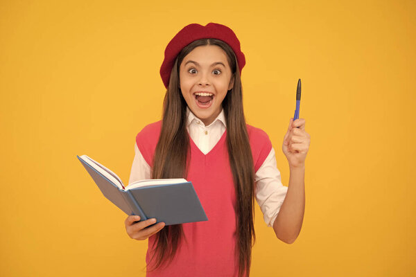 счастливая школьница-подросток во французском берёзе делает заметки в блокноте, вдохновленная идеей, вдохновением.