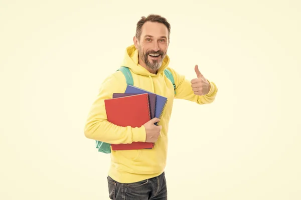 Hombre feliz llevar mochila mantenga bloc de notas o cuaderno de trabajo para la educación aislado en blanco, pulgar hacia arriba. — Foto de Stock