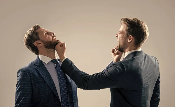 Üzletemberek verekednek és ütnek. A főnöknek és az alkalmazottnak konfliktusa van. egyet nem értő férfi partnerek. — Stock Fotó