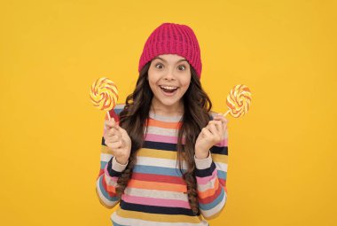 lolipop şekerli genç kız şaşırdı, mutluluk