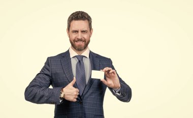 Takım elbiseli bir işadamı fotokopi alanı için kredi veya kartvizit gösteriyor..