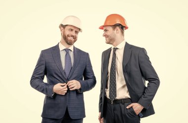 Koruyucu miğferli girişimciler. Baş mimar mühendisi. Uzman mühendis..