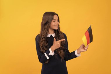 Yabancı okulda eğitim. Genç kız futbol hayranı. Yön seç. Mutlu çocuk işaret ediyor.