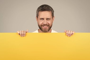 Reklam için fotokopi alanı olan mutlu bir adam. Reklamcılık. duyuru.