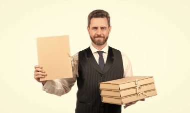 gülümseyen yönetici dizin yığınını beyaz, kopyalama alanı ve yönetim üzerinde izole et