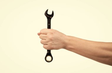 İngiliz anahtarı onarım aracı beyaz üzerinde izole, onarılıyor