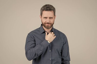 Kravat takmadan gündelik görünüş. Sakallı adam gömlek giyer. Sıradan giyinmiş.