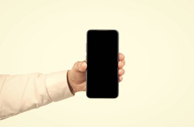 Reklam sunumu. kopyalama alanı. Telefon ekranını sunan adamın eli.