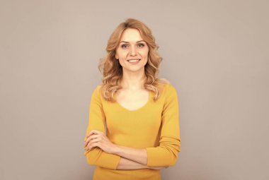 Güven. Kıvırcık saçlı kendine güvenen kadın. Güzellik ve moda. Kadın model..