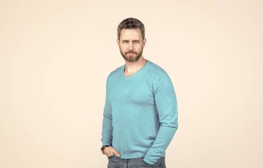 Erkeklerin güzellik stili. Erkek modası. Tıraşsız, kıllı ve bıyıklı adam.