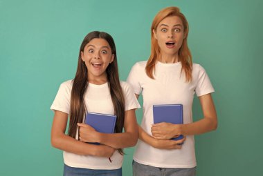 Şaşkın öğrenci ve öğrenci. Anne ve genç kız ders çalışıyor. özel öğretmen ve çocuk