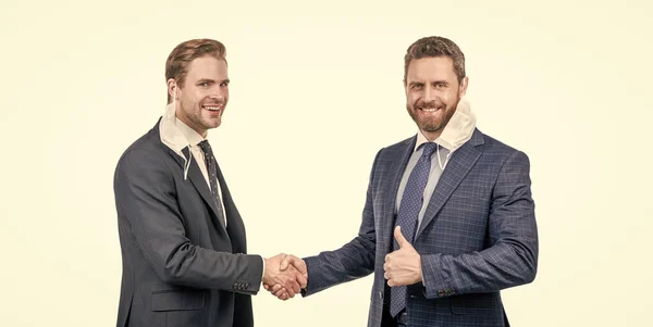 Bem-vindos. Dois homens de máscara a apertar as mãos. homens de negócios em reunião. conceito de saúde. — Fotografia de Stock