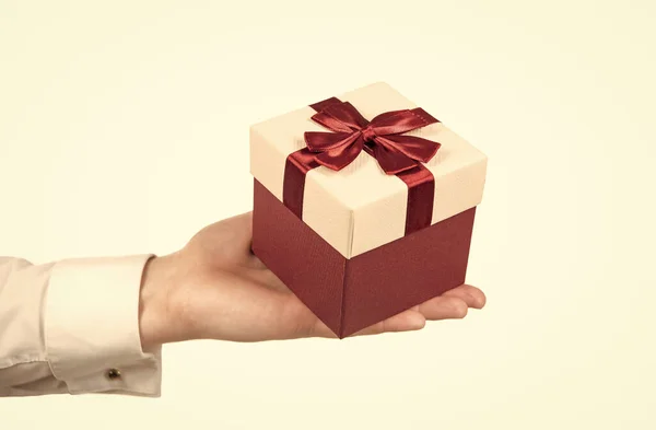 Χέρι κρατώντας giftbox. ετοιμαστείτε για ρομαντική ημερομηνία. Επαγγελματική ανταμοιβή. χαιρετισμός περίσταση. — Φωτογραφία Αρχείου