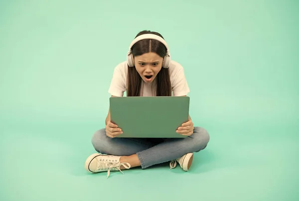Schockiertes Kind plaudert am Computer. online kaufen. zurück zur Schule. Teenager-Influencer bloggen. — Stockfoto