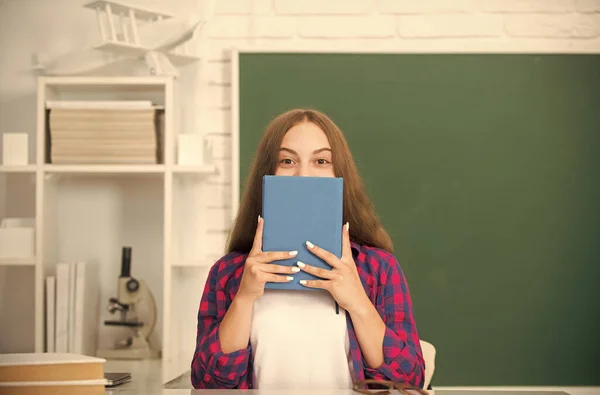 Tillbaka till skolan. Tonårstjej redo att plugga. Grabben gör läxor med boken. tonårsstudent. — Stockfoto