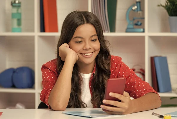 1. september barnskrivning och textning. sms och snabbmeddelanden. modern kommunikation — Stockfoto