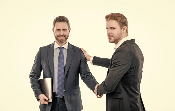 İki iş adamı başarılı iş anlaşmasından sonra el sıkışıyor, takım çalışması — Stok fotoğraf