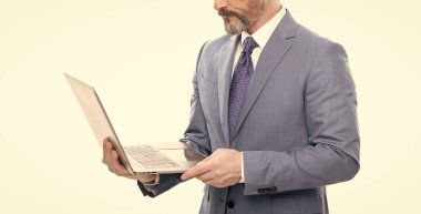 kırpılmış iş adamı modern kablosuz dizüstü bilgisayarı kullanıyor beyaz, bağımsız olarak izole edilmiş