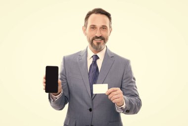 Müşteri internet parasını cep telefonunda kullanıyor. Gösteri kartviziti. kredi kartı veya banka kartı.