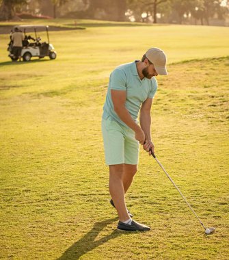 Yeşil çimlerde oynayan yetenekli bir adam. Yaz etkinliği. Profesyonel spor..